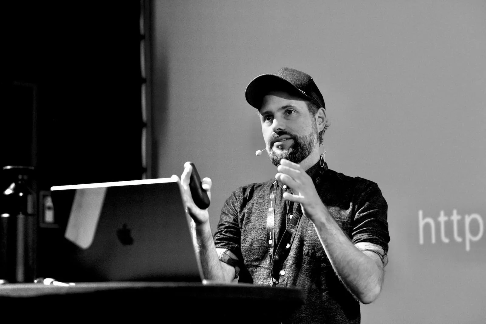 Foto von Nils als Redner auf einer Konferenz